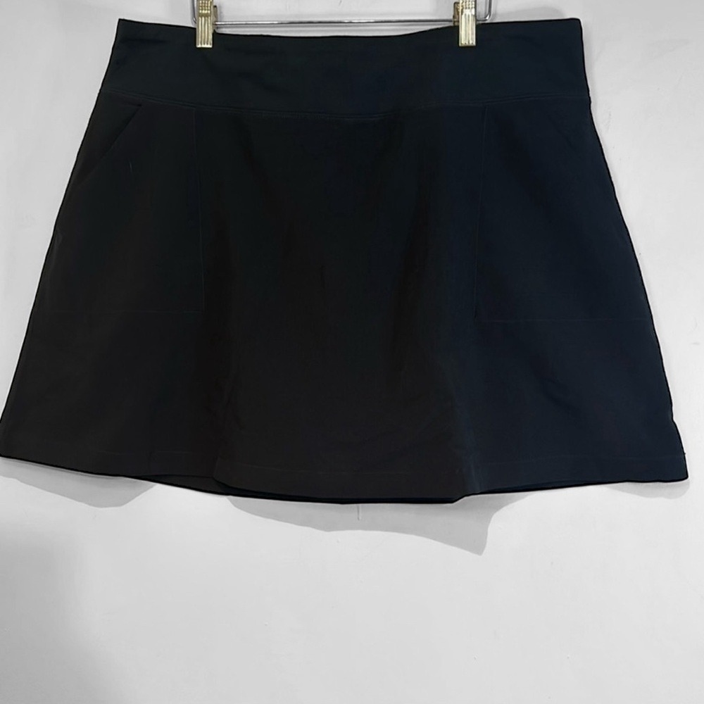 Land’s End Active sport black skort with pockets attached shorts size large